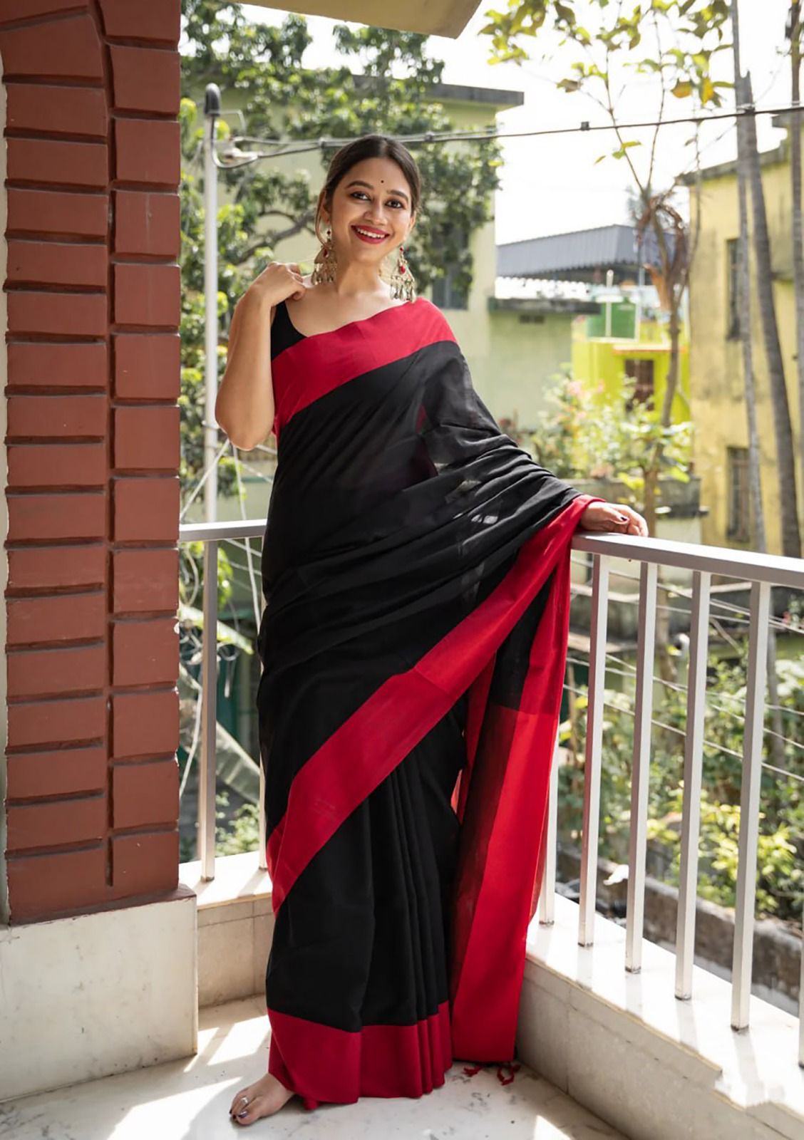 Raisin Black Linen Saree With Beautiful Blouse Piece