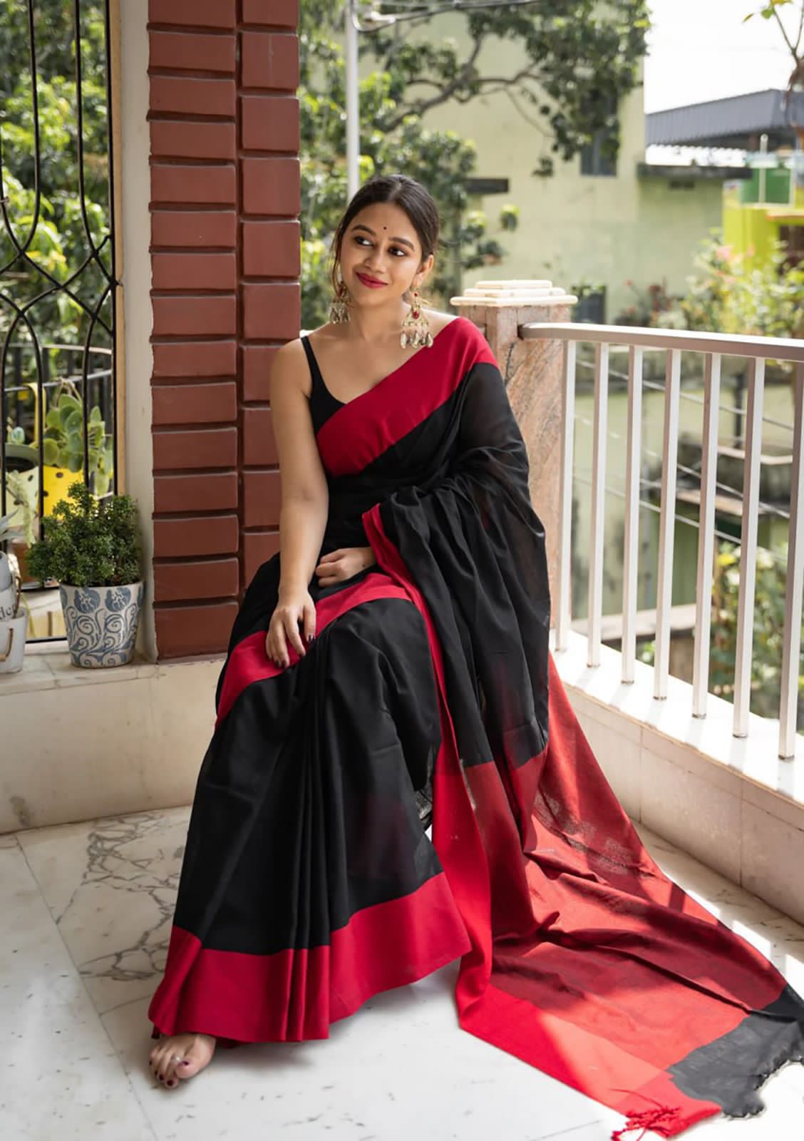 Raisin Black Linen Saree With Beautiful Blouse Piece