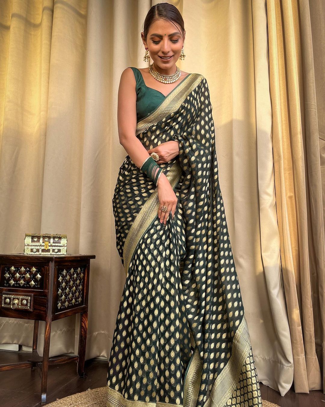 Latest Trending Woven Banarasi Silk Saree With Contrast Border