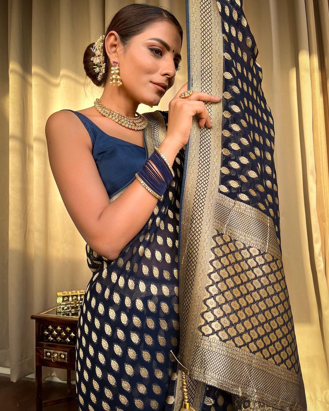 Latest Trending Woven Banarasi Silk Saree With Contrast Border