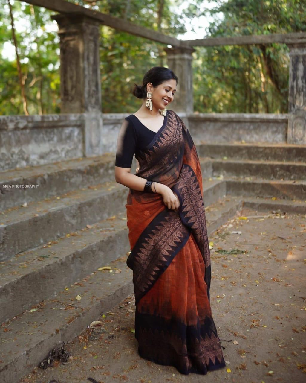 Floral woven Linen Saree With Rich Pallu Design