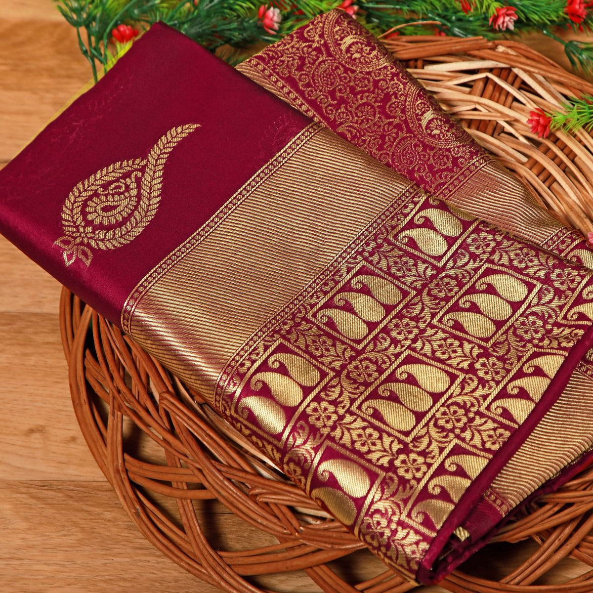 Woven Kanjivaram Saree with Beautiful Contrast Border & Golden Zari & Jacqaurd