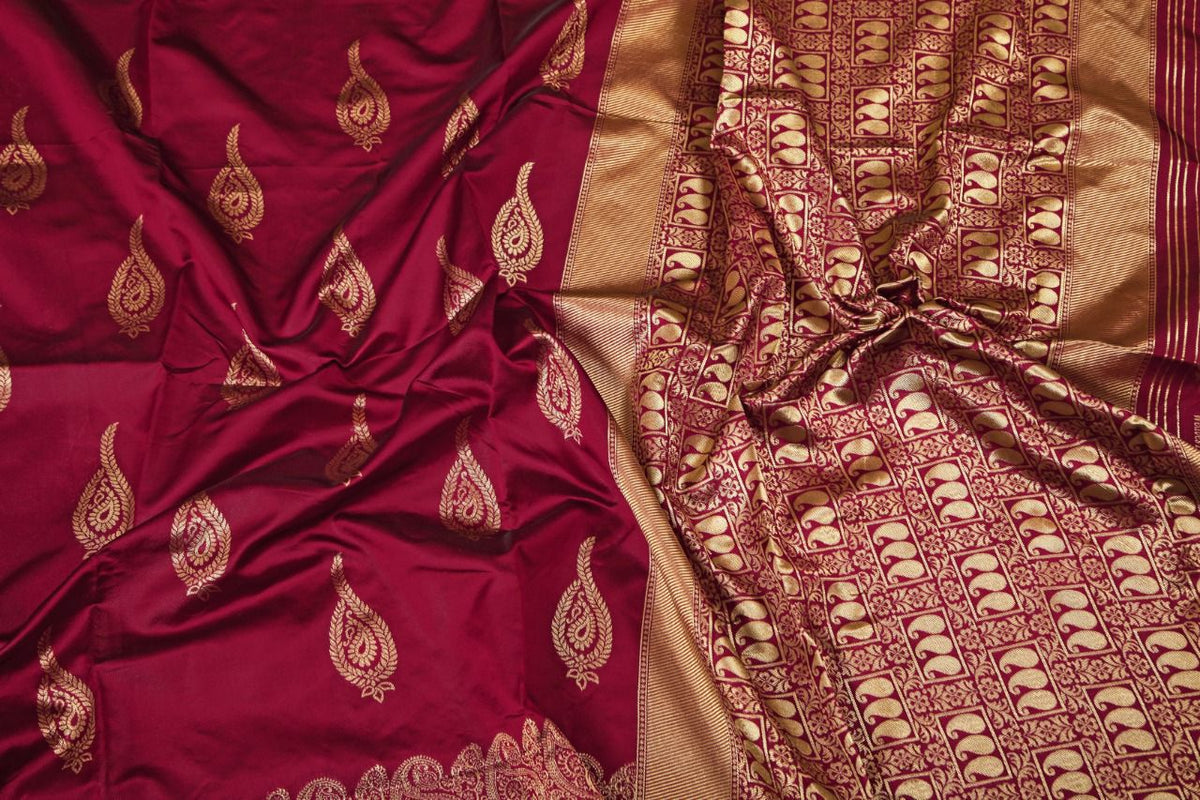 Woven Kanjivaram Saree with Beautiful Contrast Border & Golden Zari & Jacqaurd