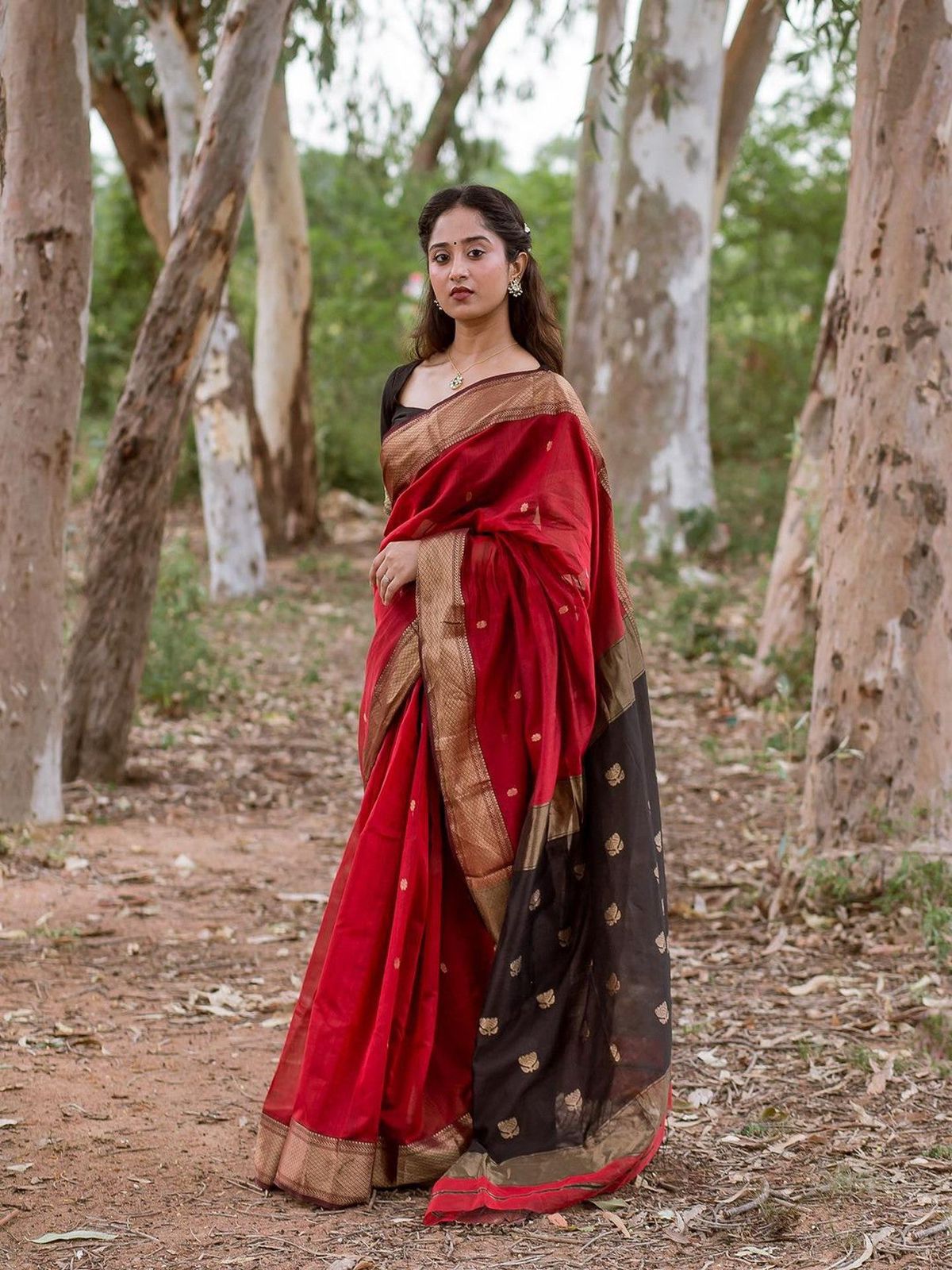 Red & Black Linen Saree With Zari Weaving Work